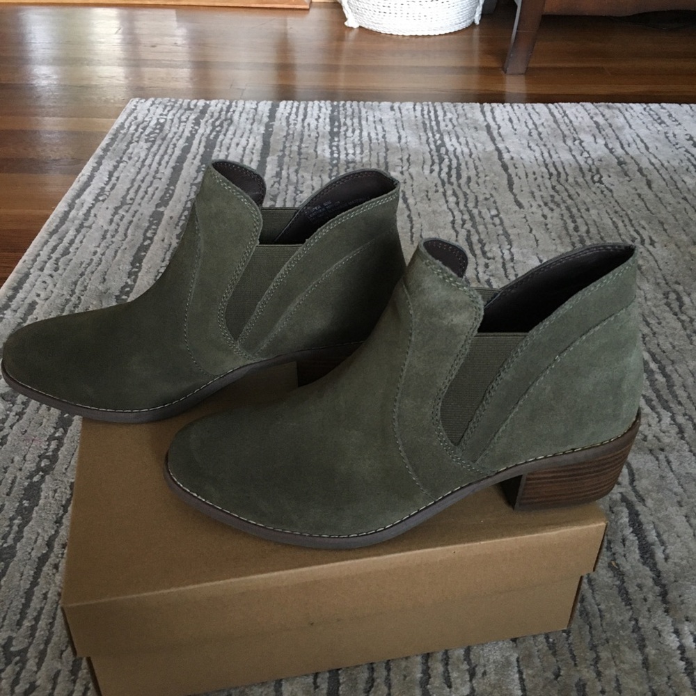 Suede Me Too Green Boots (women’s size 10M)